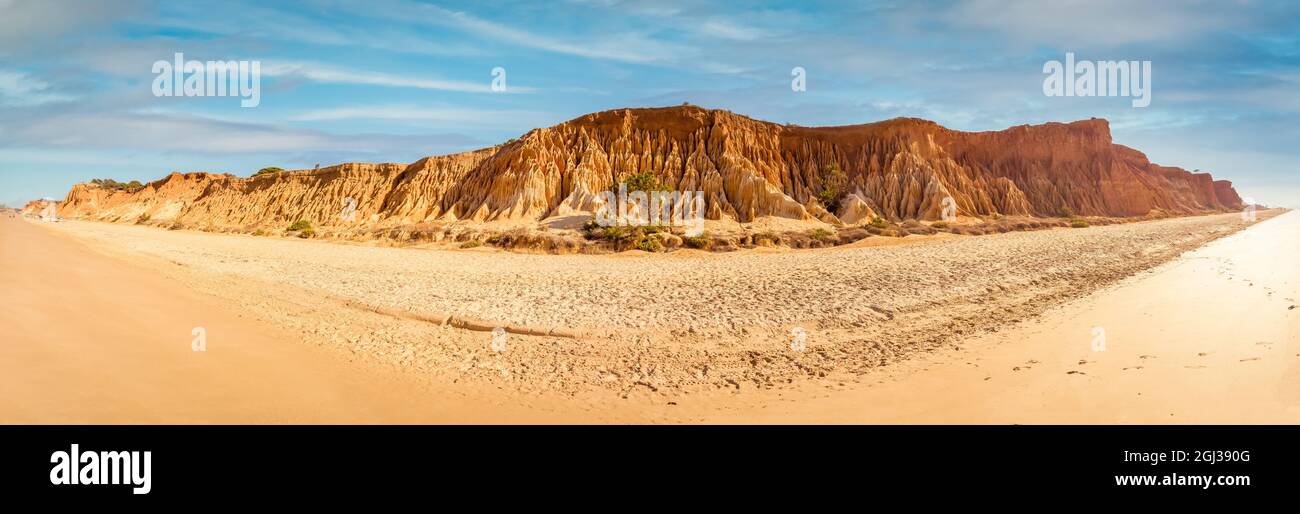 Panorama incroyable depuis une falaise de plage en Algarve, Portugal Banque D'Images