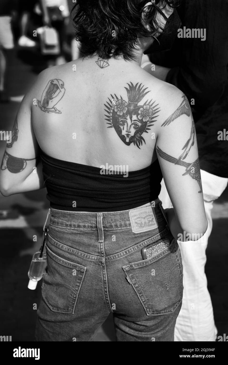 Une jeune femme avec un tatouage au Sacré-cœur sur son dos à Santa Fe, Nouveau-Mexique. Banque D'Images