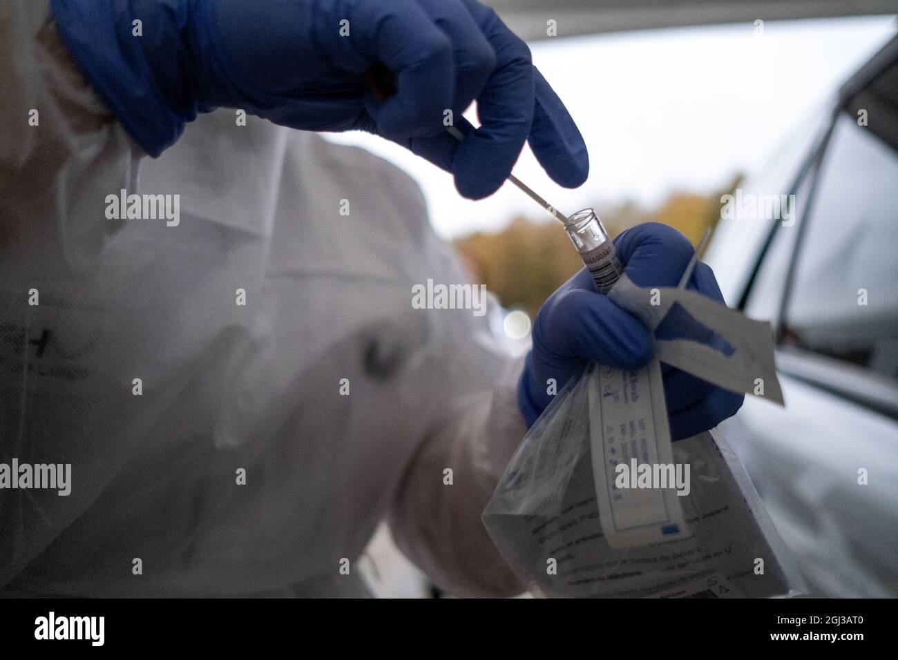 Centre de dépistage et tests PCR pour les personnes dans les véhicules à l'hôpital de Liège. Liège, Belgique. Banque D'Images