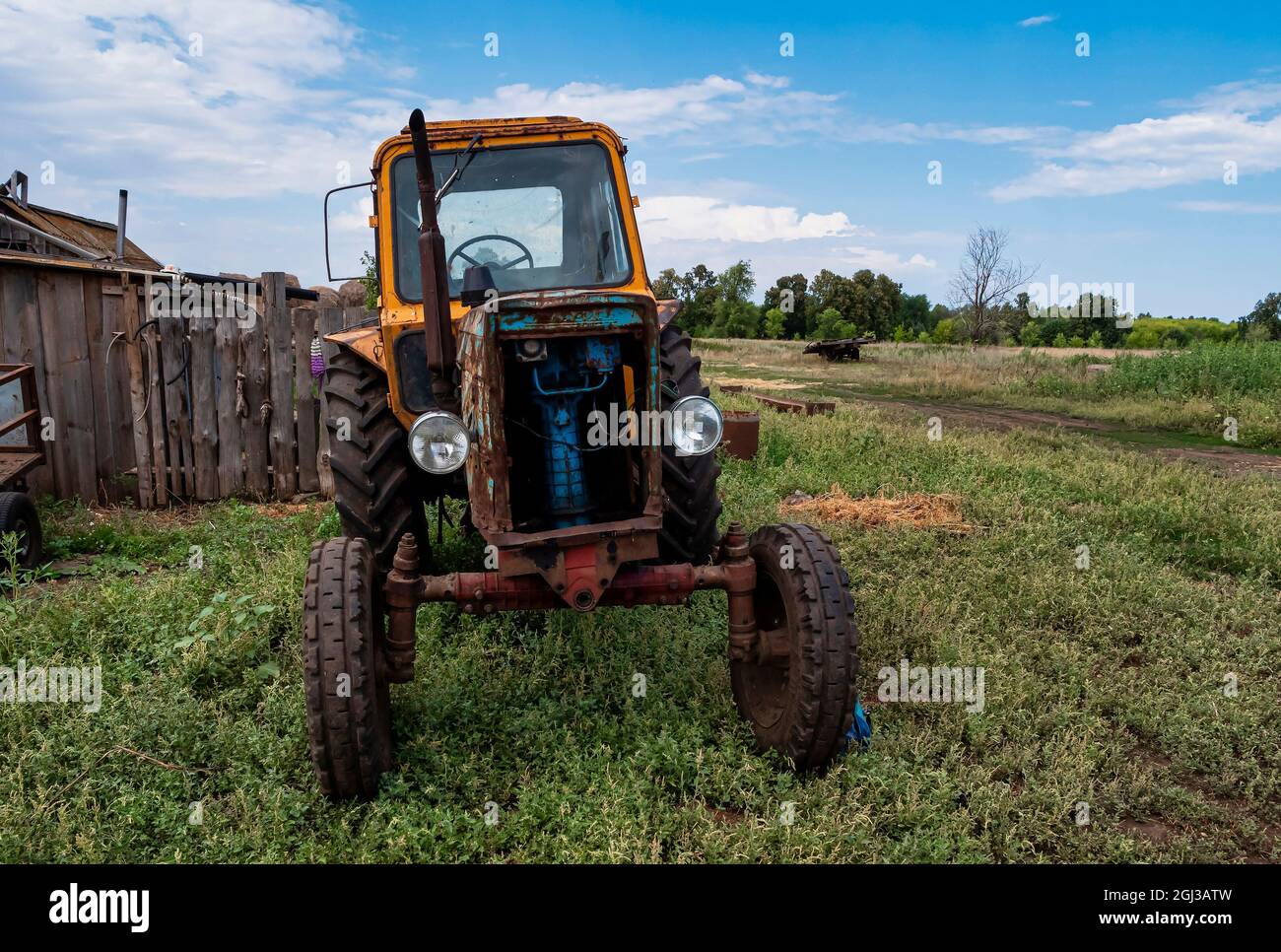 Un vieux tracteur abandonné dans la campagne. Machines agricoles. Paysage rural. Banque D'Images