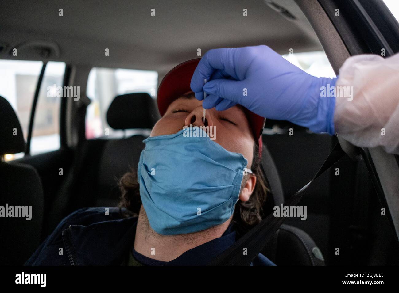 Centre de dépistage et tests PCR pour les personnes dans les véhicules à l'hôpital de Liège. Liège, Belgique. Banque D'Images