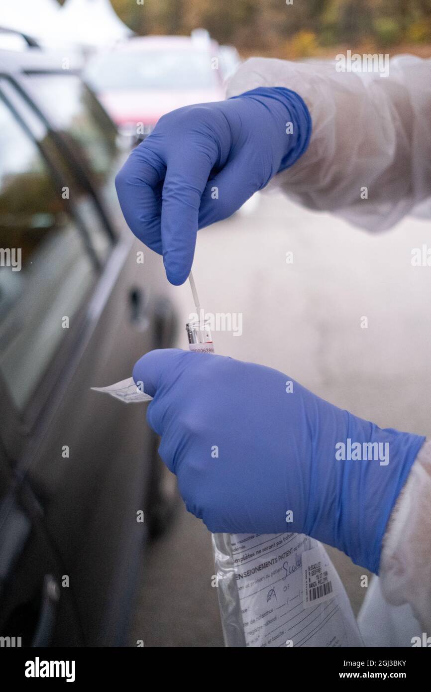 Centre de dépistage et tests PCR pour les personnes dans les véhicules à l'hôpital de Liège. Liège, Belgique. Banque D'Images