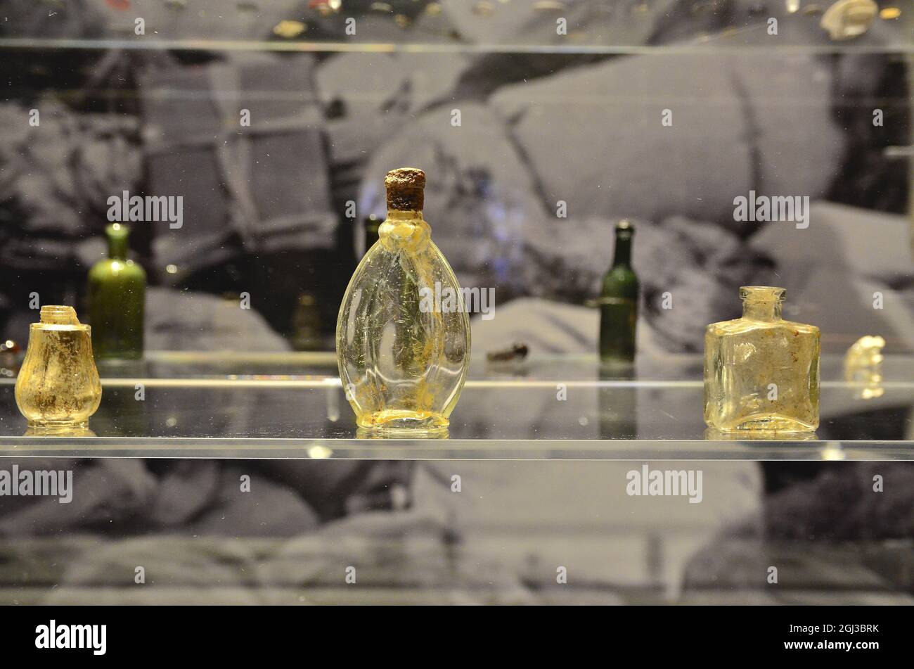 MADRID, ESPAGNE - 08 janvier 2018 : un gros plan des prisonniers d'Auschwitz parfume des bouteilles de différentes tailles. Banque D'Images