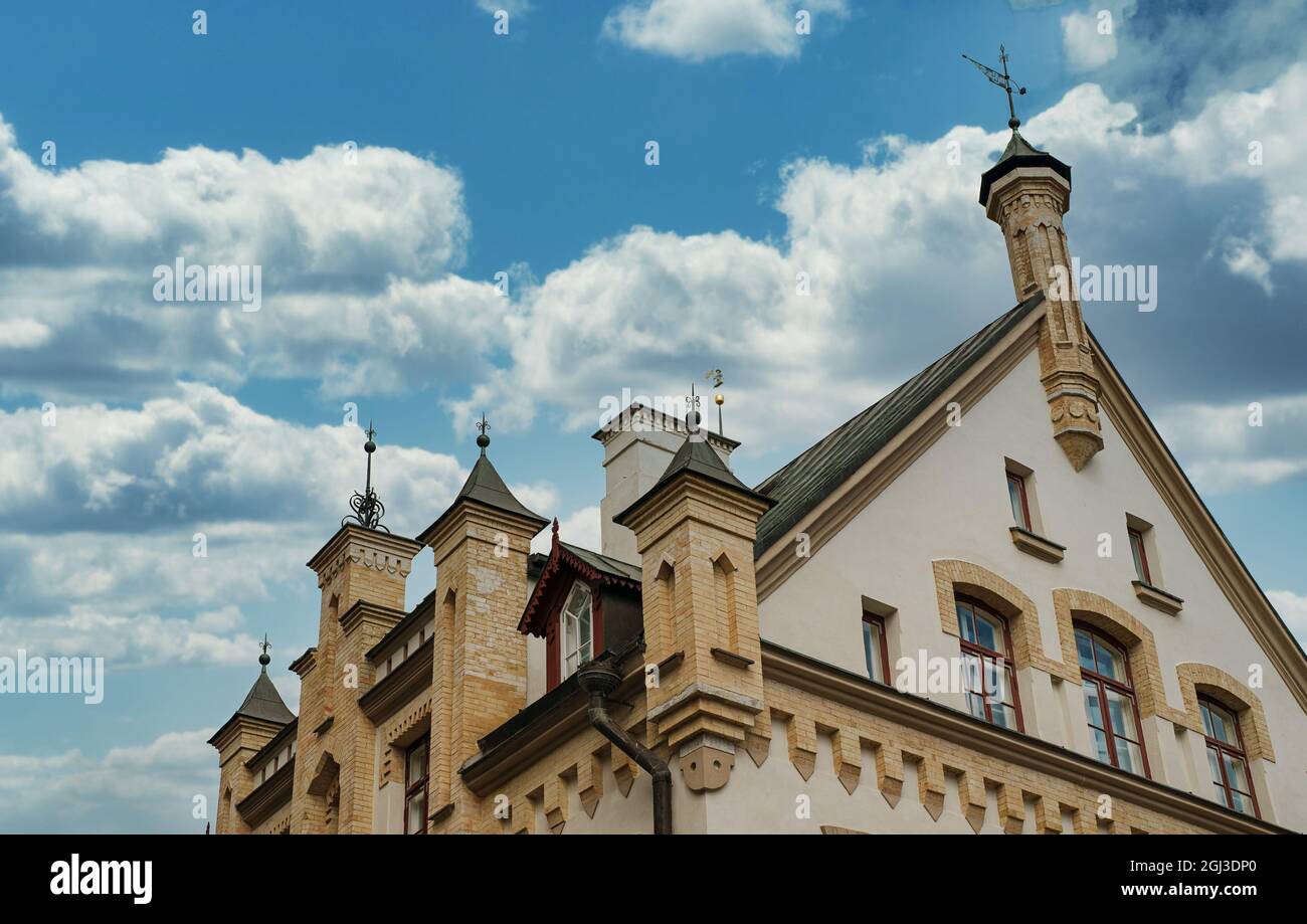 Beau bâtiment ancien au coeur de la vieille ville de Tallinn. Banque D'Images