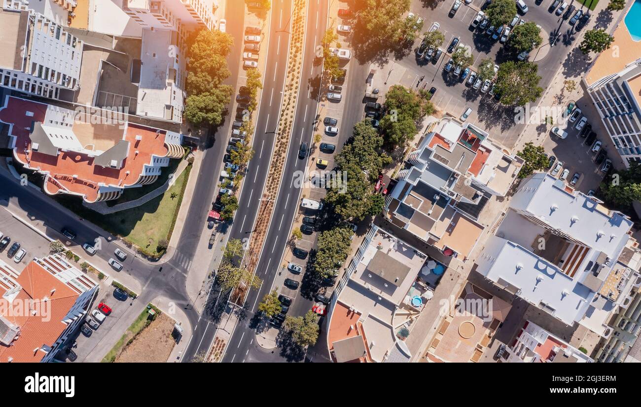 Paysage urbain aérien de maisons et de rues des villes du Portugal. Vue de dessus, vue de dessus. Quarteira. Banque D'Images