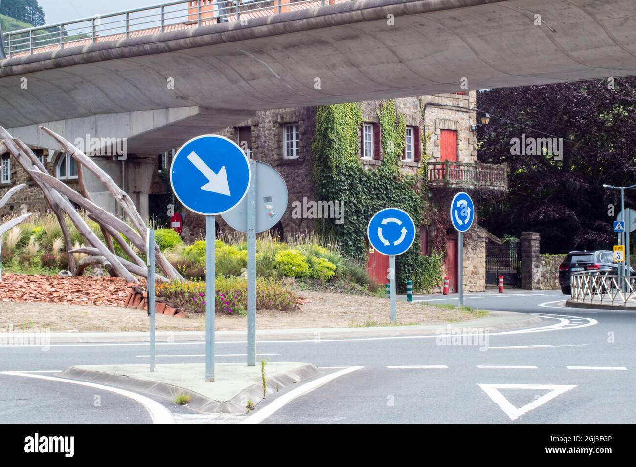 BILBAO, ESPAGNE - 22 août 2021 : les panneaux en Espagne sur le rond-point espagnol près du centre-ville Banque D'Images