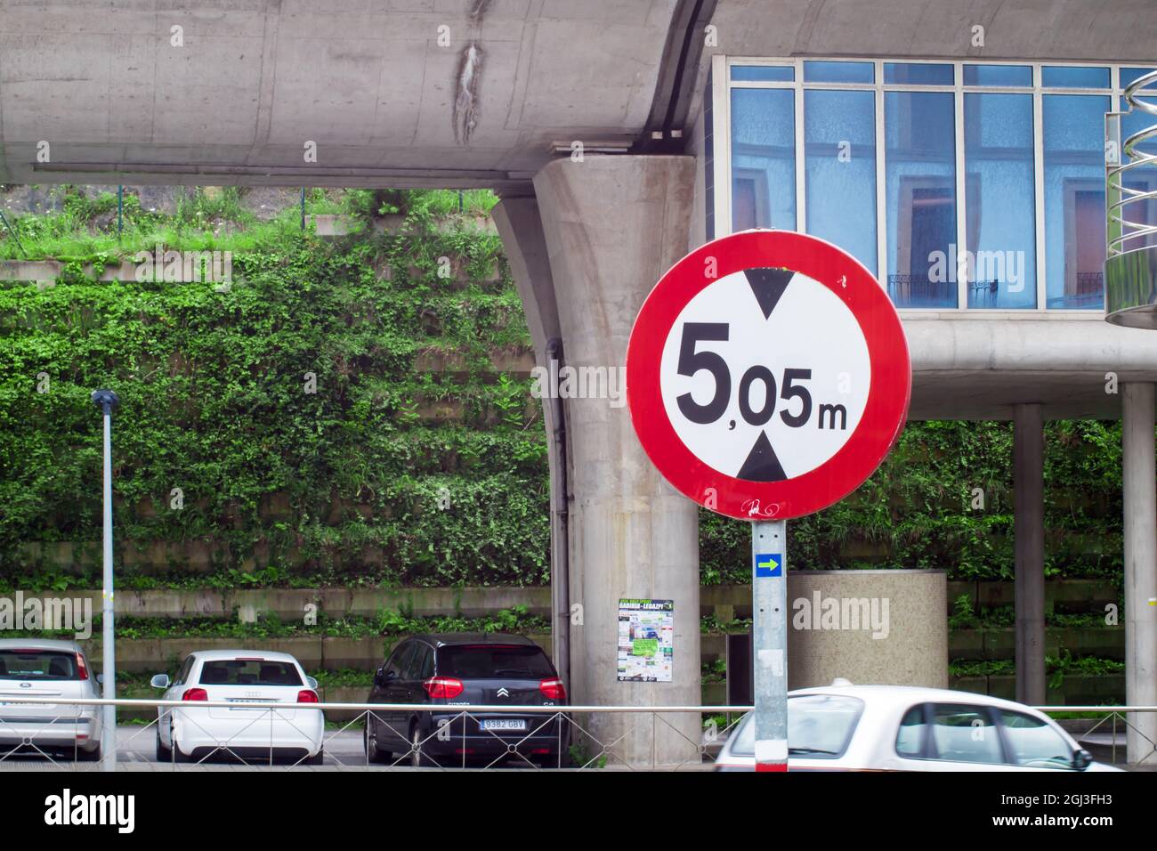 BILBA, ESPAGNE - 22 août 2021 : une hauteur limitée à 5.05 mètres en Espagne. Panneau de route espagnol dans la ville. Reglementation sur la route Banque D'Images