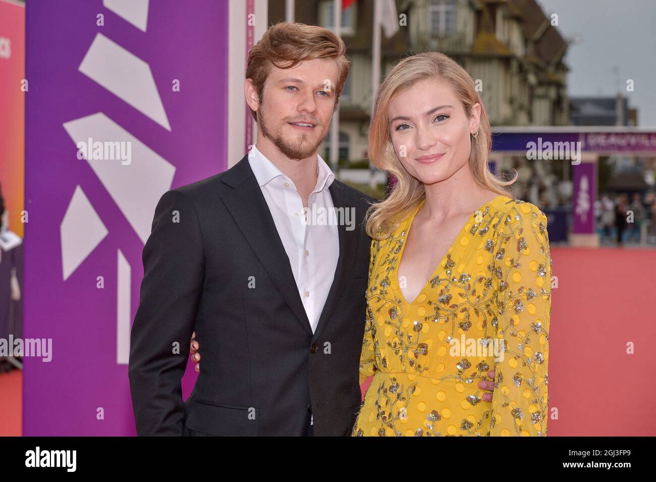 Lucas Till et sa petite amie assistent à la projection de son of South