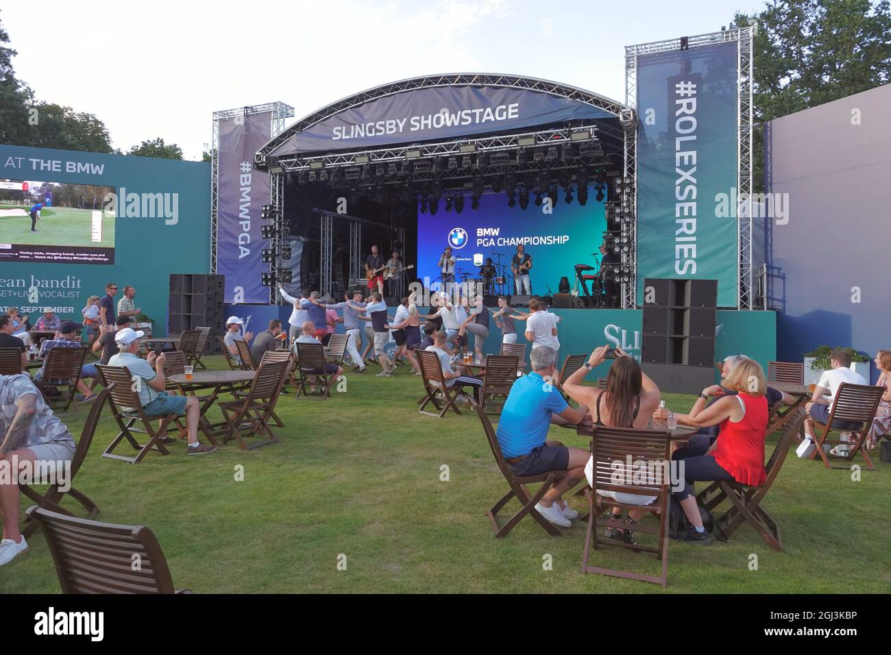 Wentworth, Surrey, Royaume-Uni. 8 septembre 2021. Les fans d'entreprise se mettent dans l'ambiance devant la scène musicale au Celebrity Pro-Am, avant l'événement phare de la PGA européenne TourÕs - le championnat BMW/PGA mis en scène au célèbre Wentworth Club. Crédit : Motofoto/Alay Live News Banque D'Images