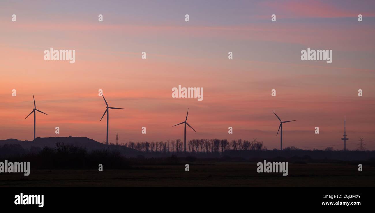 panorama des éoliennes au lever du soleil avec un ciel magnifique et coloré en arrière-plan Banque D'Images