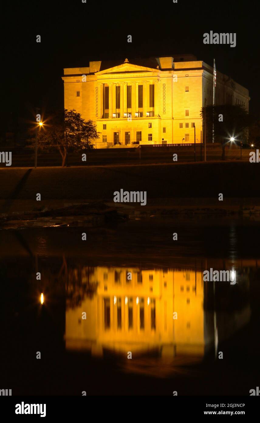 Dayton Masonic Centre la nuit avec des reflets de la rivière Miami. Dayton, Ohio, États-Unis. Banque D'Images