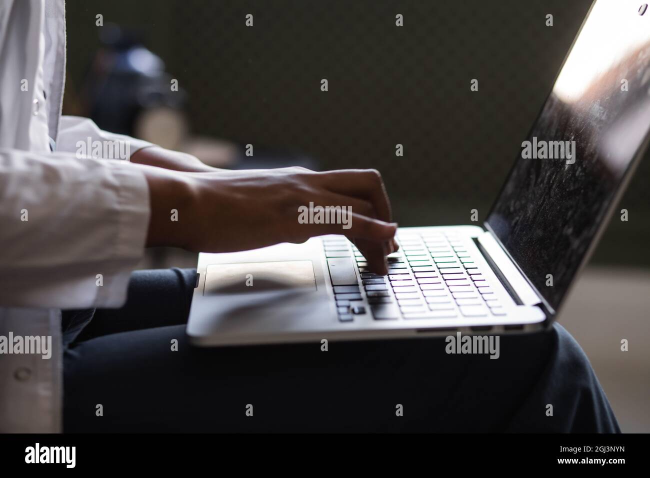 Femme noire médecin. Télémédecine utilisation des technologies informatiques et des télécommunications pour l'échange d'informations médicales Banque D'Images