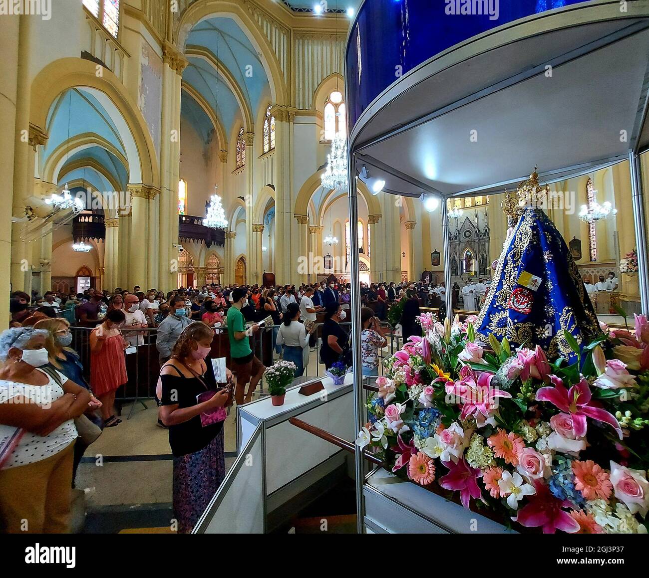 Santos, Sao Paulo, Brésil. 8 septembre 2021. (INT) hommage à notre Dame de Monte Serrat, patron de Santos. 8 septembre 2021, Santos, Sao Paulo, Brésil : Fidèles suivent la trajectoire de l'image de notre Dame de Monte Serrat, patron de la ville de Santos, qui quitte la cathédrale et retourne au sommet de Monte Serrat, sur la côte de Sao Paulo, le mercredi (8), un congé municipal. (Credit image: © Luigi Bongiovanni/TheNEWS2 via ZUMA Press Wire) Banque D'Images