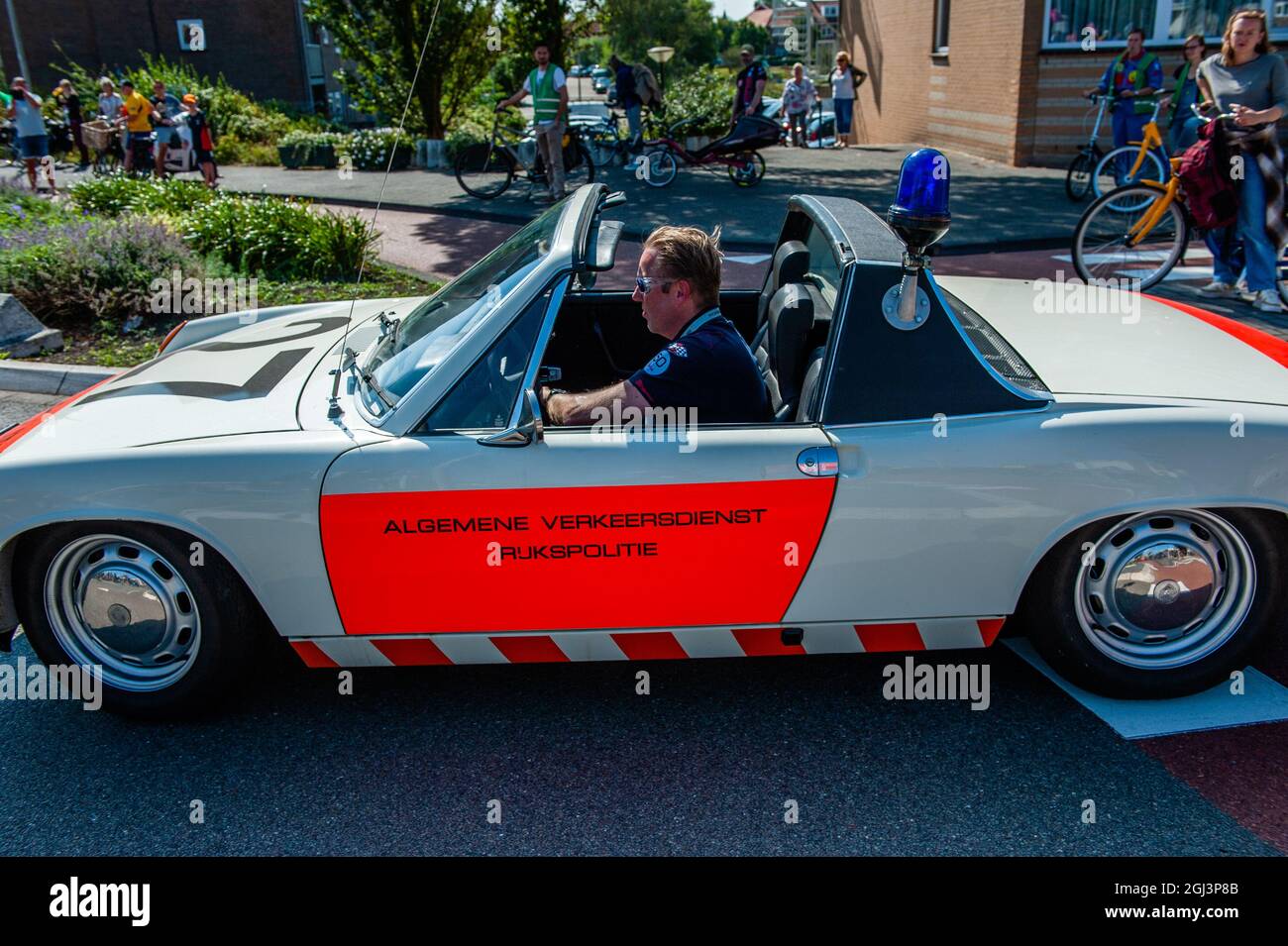 Un homme a vu conduire une vieille voiture de course de police le long des rues. Les rues autour du circuit du Grand Prix hollandais de Formule 1, situé à Zandvoort, ont été entièrement décorées avec des drapeaux de course et des couleurs orange pour accueillir les milliers de fans de Formule 1 au cours du dernier jour de la course. (Photo par Ana Fernandez / SOPA Images / Sipa USA) Banque D'Images
