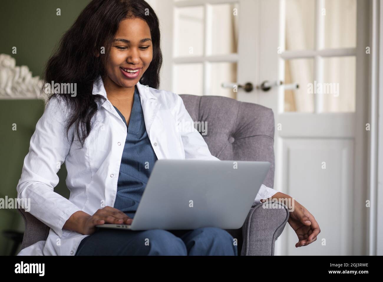 Une femme médecin afro-américaine fournit des consultations en télémédecine par la transmission d'informations médicales via les canaux de télécommunications Banque D'Images