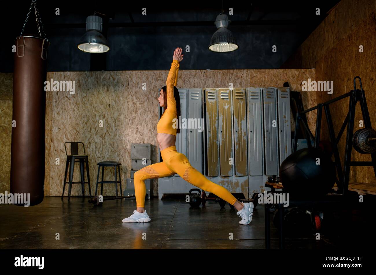 jeune belle fille avec costume de sport jaune faisant du yoga Banque D'Images