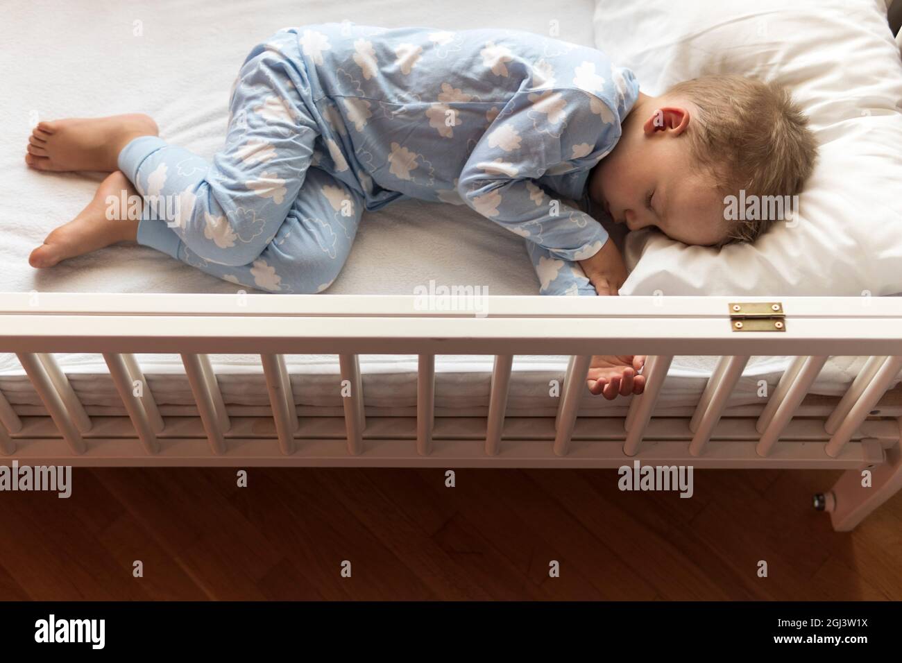 Vue Du Haut Mignon Petit 2 3 Ans Enfant Enfant D Age Prescolaire Dormir Doucement Dans Un Lit De Bebe Blanc Pendant Le Dejeuner Temps De Repos Dans Un Pyjama Bleu Avec Un Oreiller