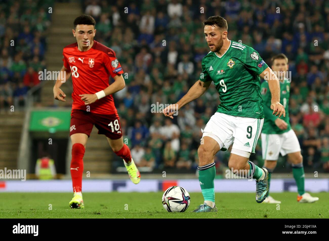 Le Conor Washington d’Irlande du Nord en action avec le Ruben Vargas de Suisse lors du match de qualification de la coupe du monde de la FIFA 2022 à Windsor Park, Belfast. Date de la photo: Mercredi 8 septembre 2021. Banque D'Images