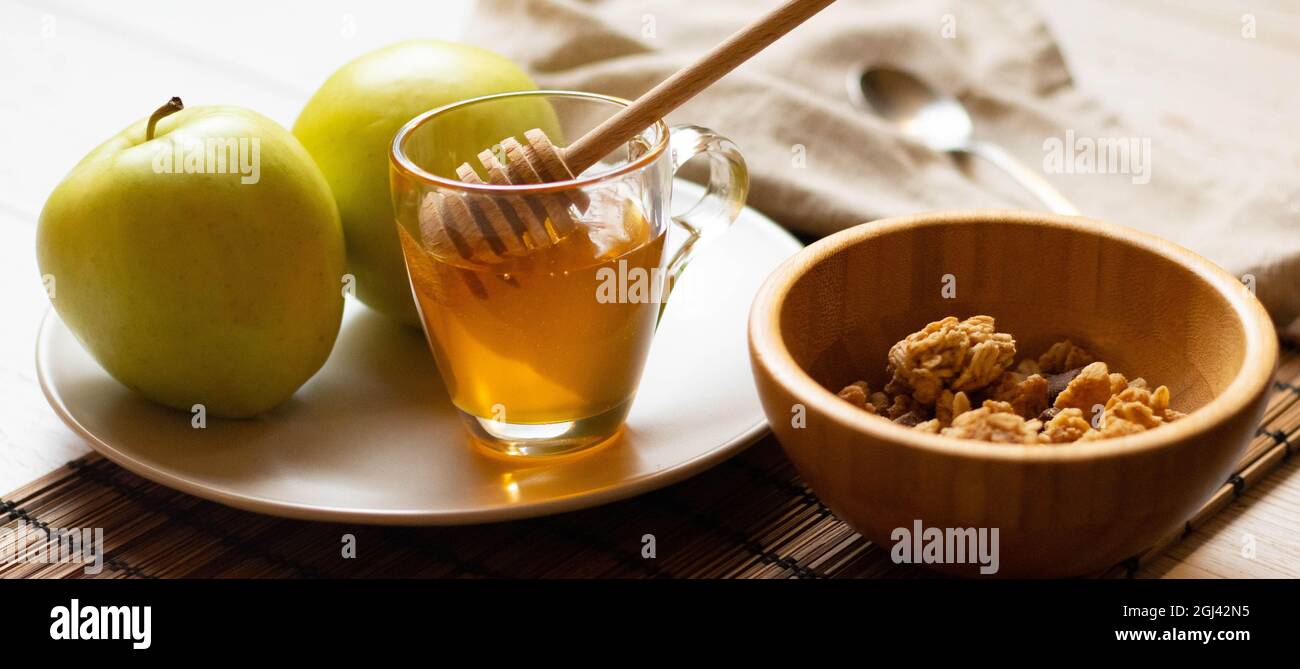Mangez la journée avec un petit déjeuner sain composé de muesli au miel et de pommes. Photo de haute qualité Banque D'Images