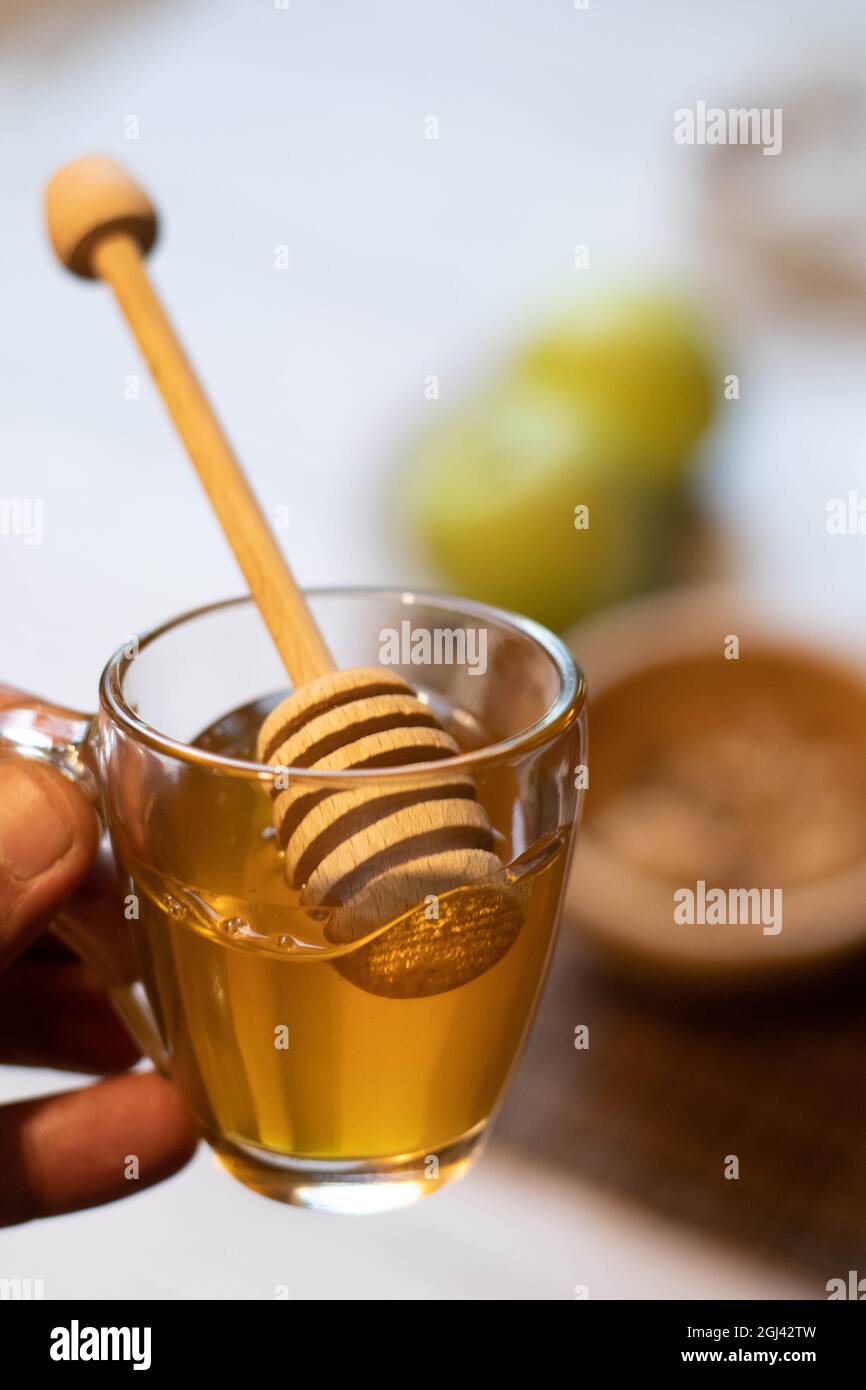 Mangez la journée avec un petit déjeuner sain composé de muesli au miel et de pommes. Photo de haute qualité Banque D'Images