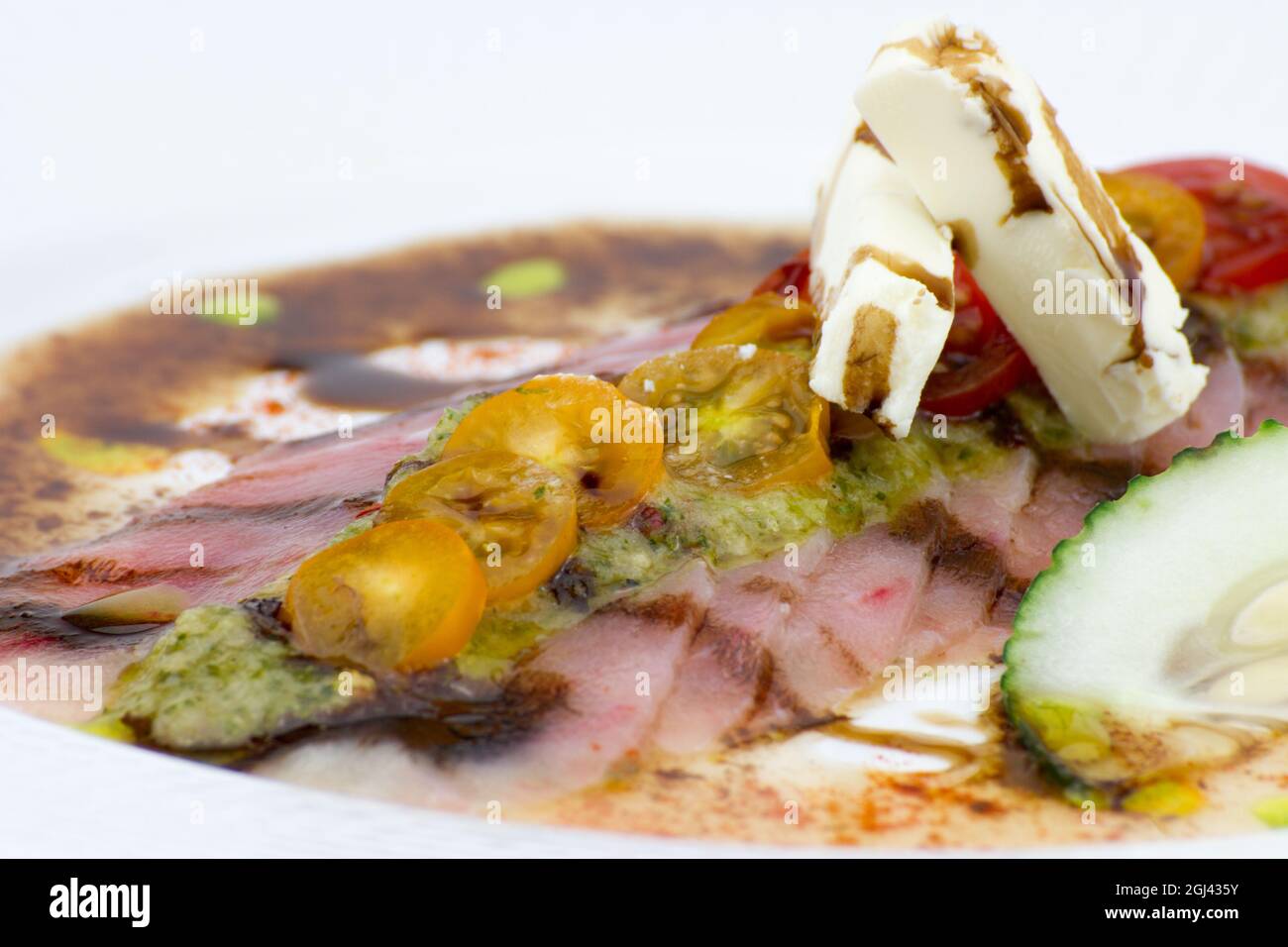 Assiette gastronomique avec viande et feta Banque D'Images