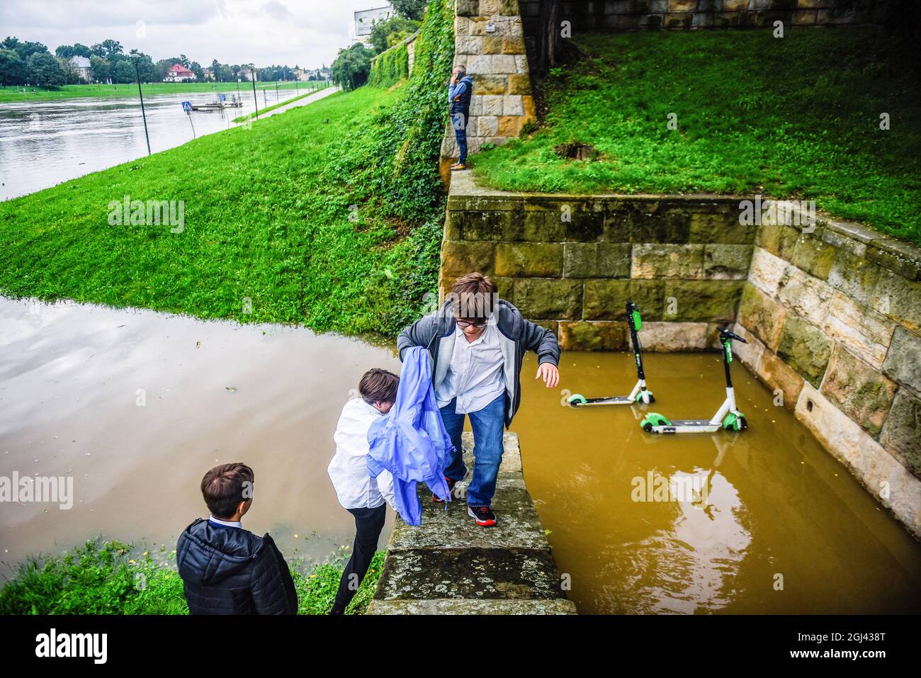 Les gens montent un mur près du boulevard Vistule sous l'eau de crue. Après les fortes pluies à Malopolska, la Vistule qui traverse Cracovie s'est élevée et, par conséquent, les boulevards sont inondés, quelques chemins de randonnée ont disparu sous l'eau. L'alerte inondation se poursuit alors que les prévisions de fortes pluies se poursuivent dans la région. (Photo d'Omar marques / SOPA Images / Sipa USA) Banque D'Images