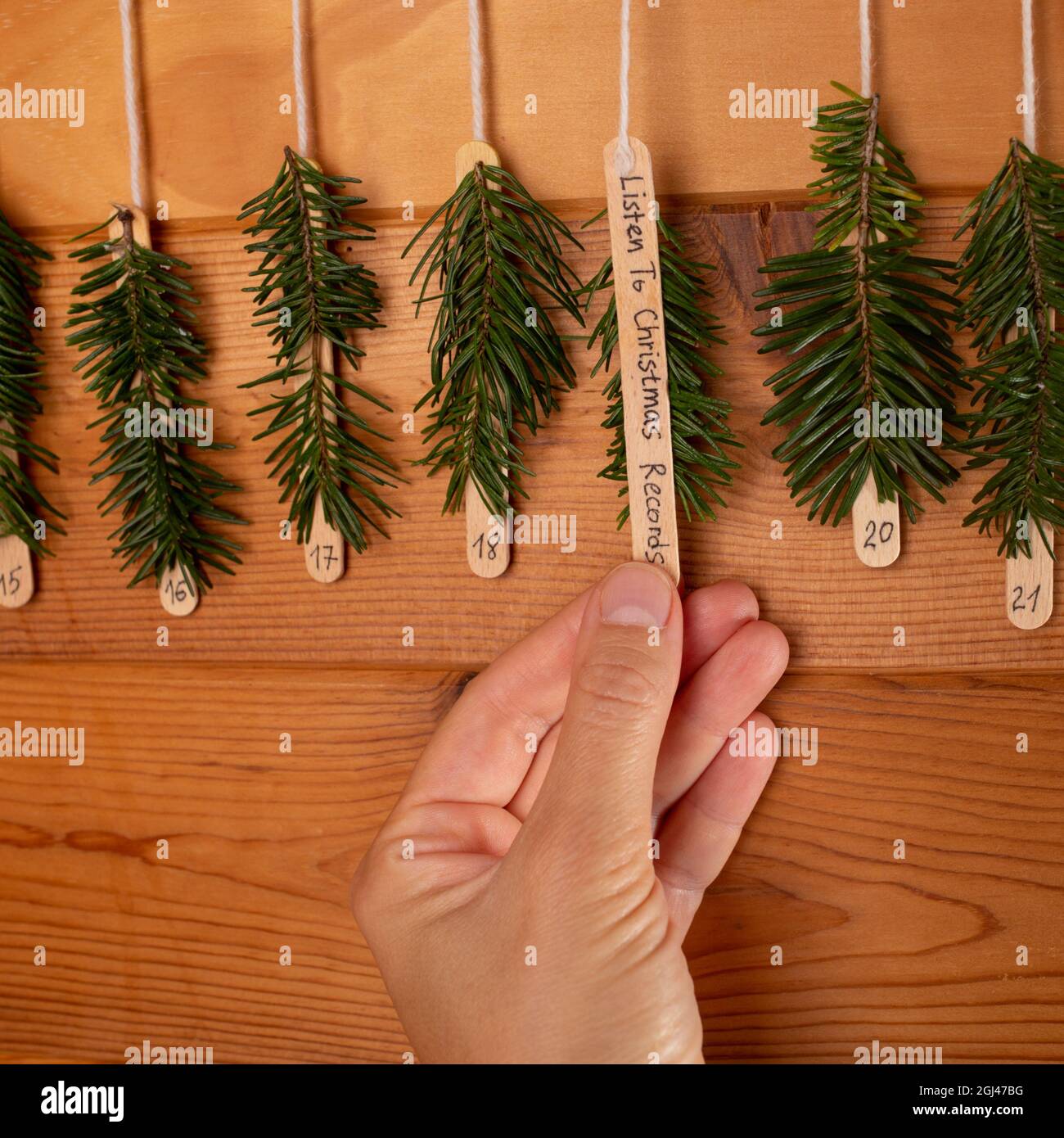 Bricolage artisanat bâton calendrier de l'Avent, décoration faite à la main  Photo Stock - Alamy