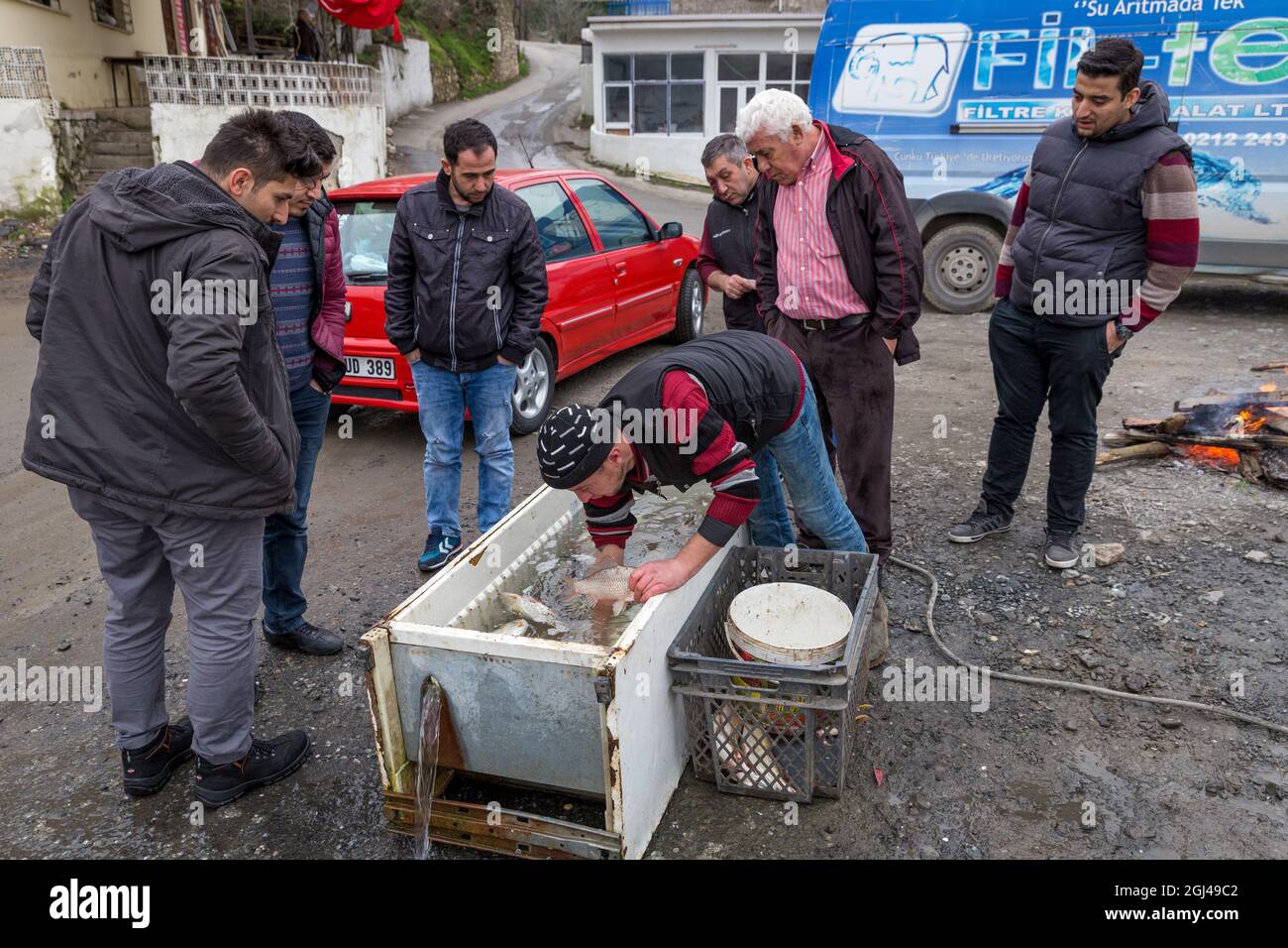 Les pêcheurs du village de Samlar vendent les poissons qu'ils ont pêchés dans le barrage de Sazlibosna à Istanbul, en Turquie, le 28 janvier 2018. Banque D'Images