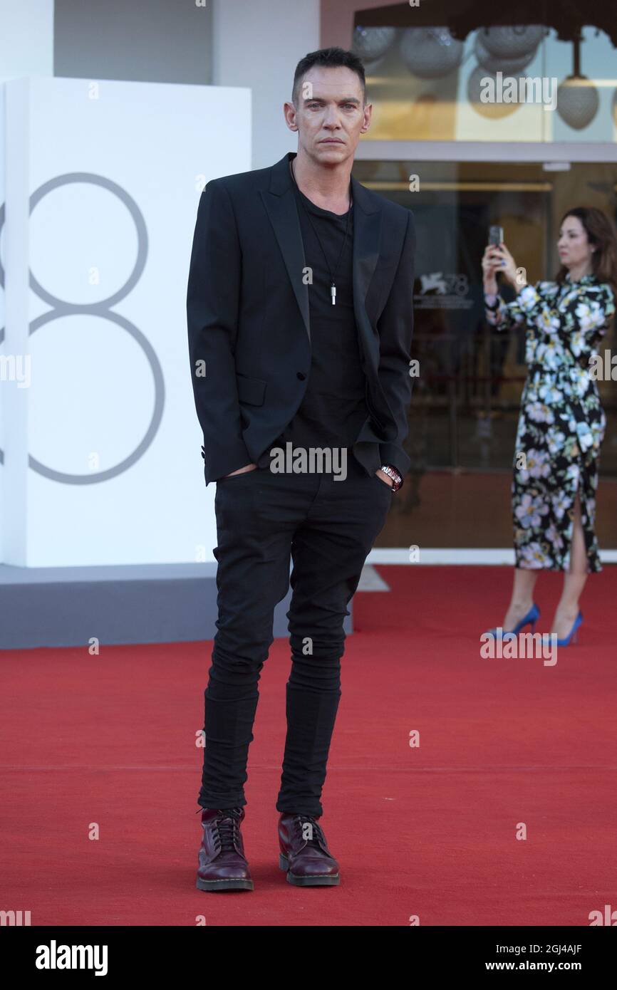 Jonathan Rhys Meyers participe à la première de Freaks Out dans le cadre du 78e Festival International du film de Venise, à Venise, Italie, le 08 septembre 2021. Photo de Paolo Cotello/imageSPACE/MediaPunch Banque D'Images