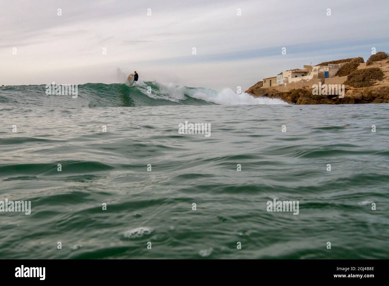 Surfeur au Maroc à cheval sur les vagues Banque D'Images