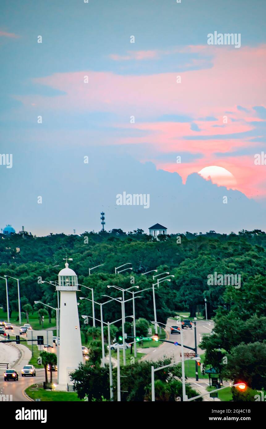 Le phare de Biloxi au coucher du soleil, le 5 septembre 2021, à Biloxi, Mississippi. Le phare fut érigé en 1848 et fut l'un des premiers éclairtes en fonte Banque D'Images