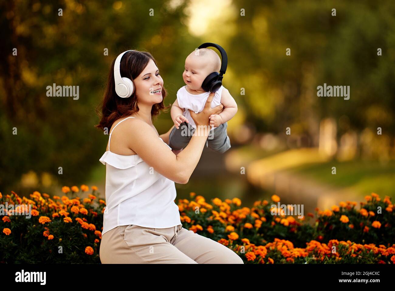 Casque Sans Fil Pour La Jeune Femme Et Son Bebe Lors De La Marche Dans La Nature En Soiree D Ete Photo Stock Alamy