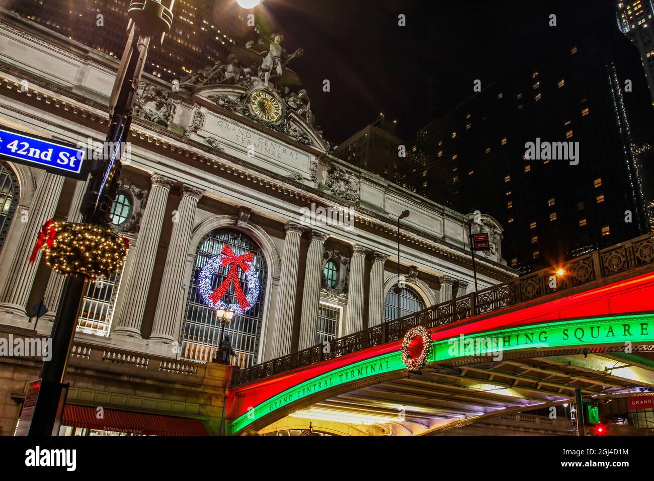 NEW YORK, NY, USA - 27 décembre 2018 : de belles soirées avec des lumières de rue près de Grand Central Terminal avec bâtiment Crysler à l'arrière. Banque D'Images