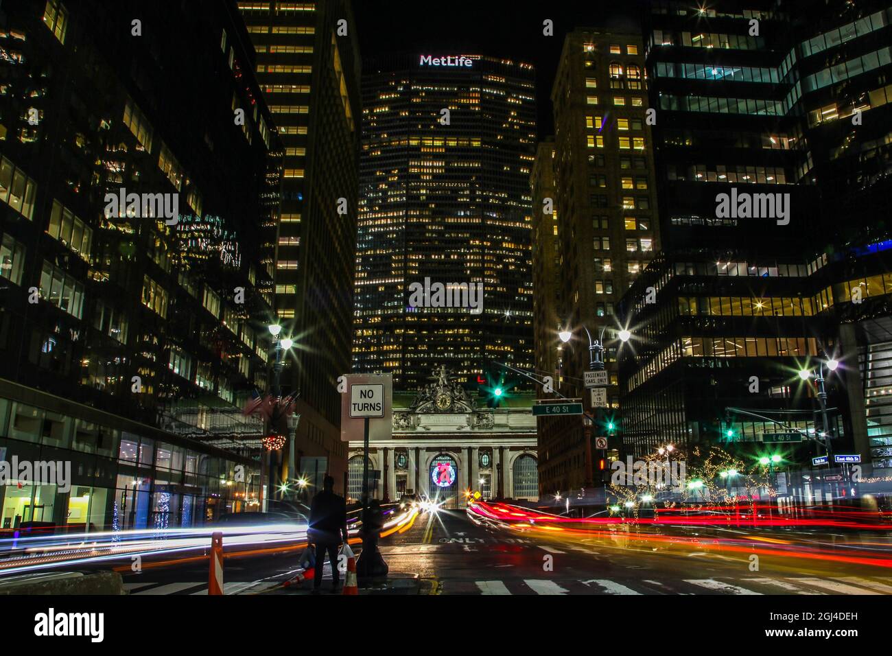 NEW YORK, NY, USA - 27 DÉCEMBRE 2018 : belles soirées avec lumières de rue et de bâtiments près de Grand Central terminal avec bâtiment MetLife Banque D'Images