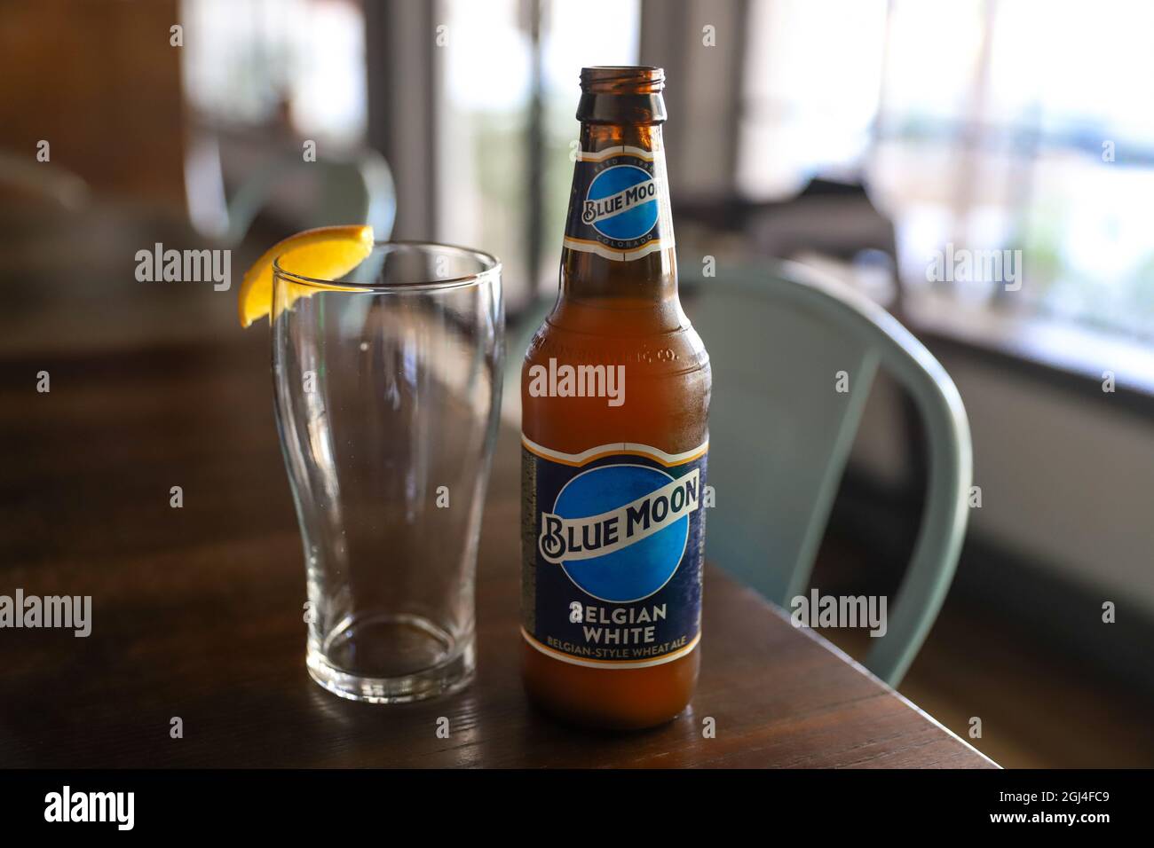 Bière et verre Blue Moon sur table en bois au restaurant la Terraza Cananea, Sonora, Mexique. Maison en bois (photo par Luis Gutierrez / NortePhoto.com) Cerveza Blue Moon y vaso se crital sobre mesa de madera en restaurante la Terraza Cananea, Sonora, Mexique. Casa de Madera (photo de Luis Gutierrez / NortePhoto.com) Banque D'Images