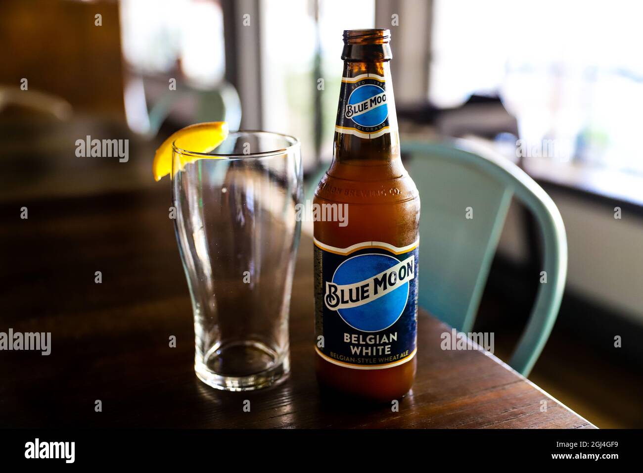 Bière et verre Blue Moon sur table en bois au restaurant la Terraza Cananea, Sonora, Mexique. Maison en bois (photo par Luis Gutierrez / NortePhoto.com) Cerveza Blue Moon y vaso se crital sobre mesa de madera en restaurante la Terraza Cananea, Sonora, Mexique. Casa de Madera (photo de Luis Gutierrez / NortePhoto.com) Banque D'Images