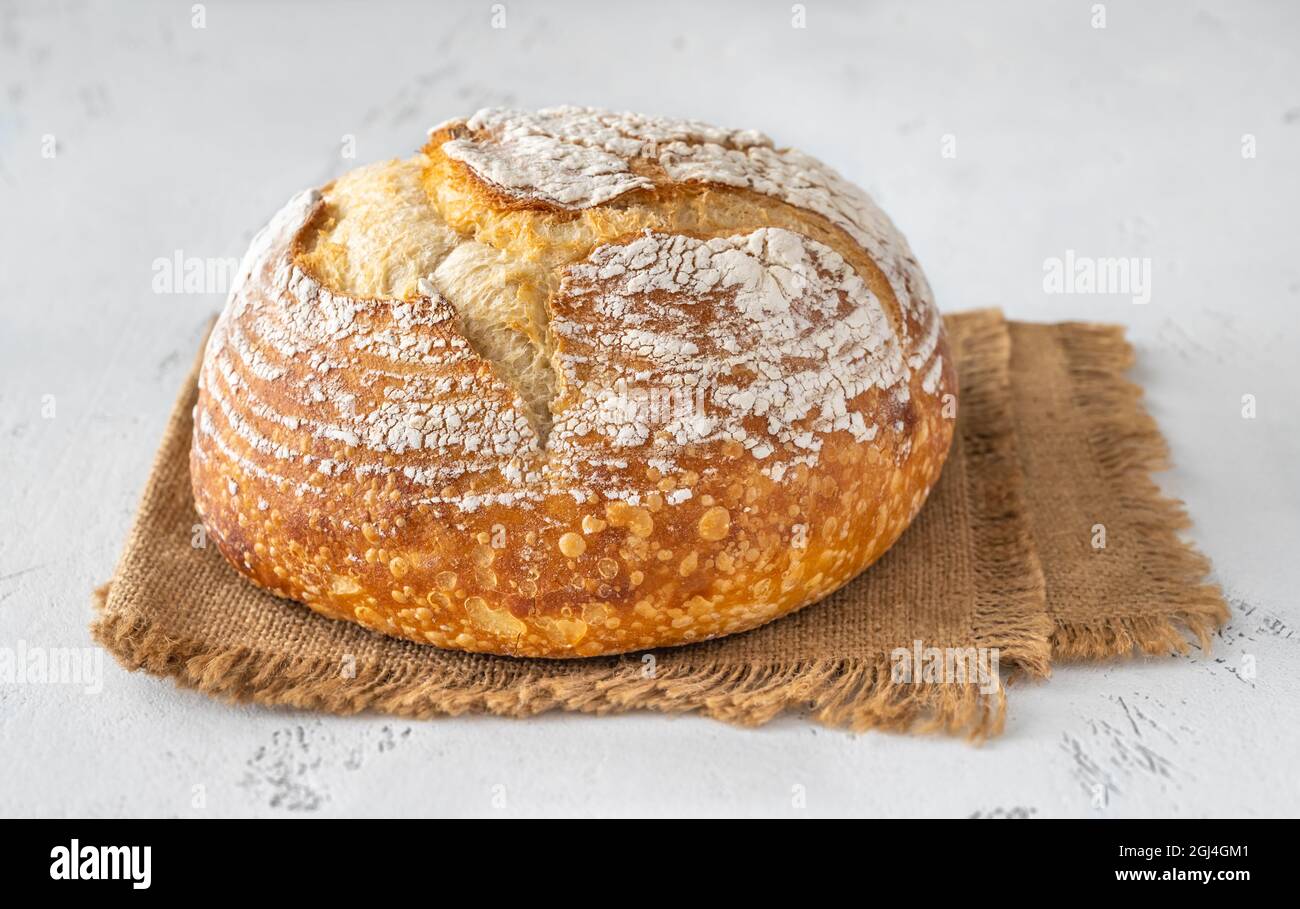 Pain de levain frais sur fond blanc Banque D'Images