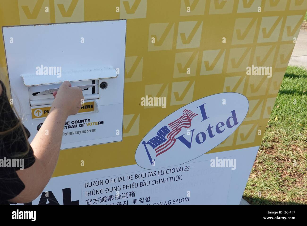 Électeur dans une boîte de vote locale pour le rappel des gouverneurs élection du gouverneur de Californie Gavin Newsom dans le comté d'Orange, Californie ; États-Unis Banque D'Images