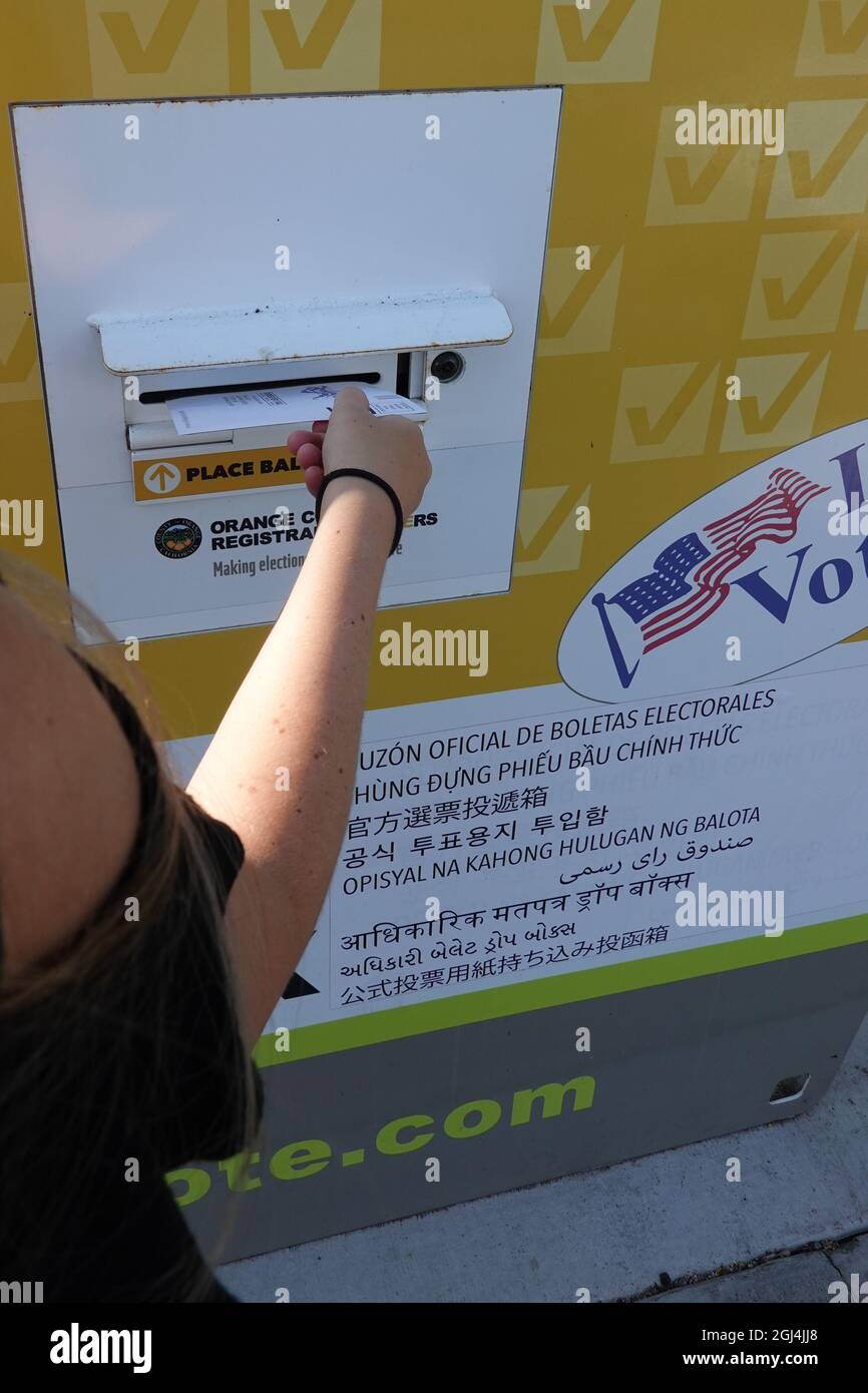 Électeur dans une boîte de vote locale pour le rappel des gouverneurs élection du gouverneur de Californie Gavin Newsom dans le comté d'Orange, Californie ; États-Unis Banque D'Images
