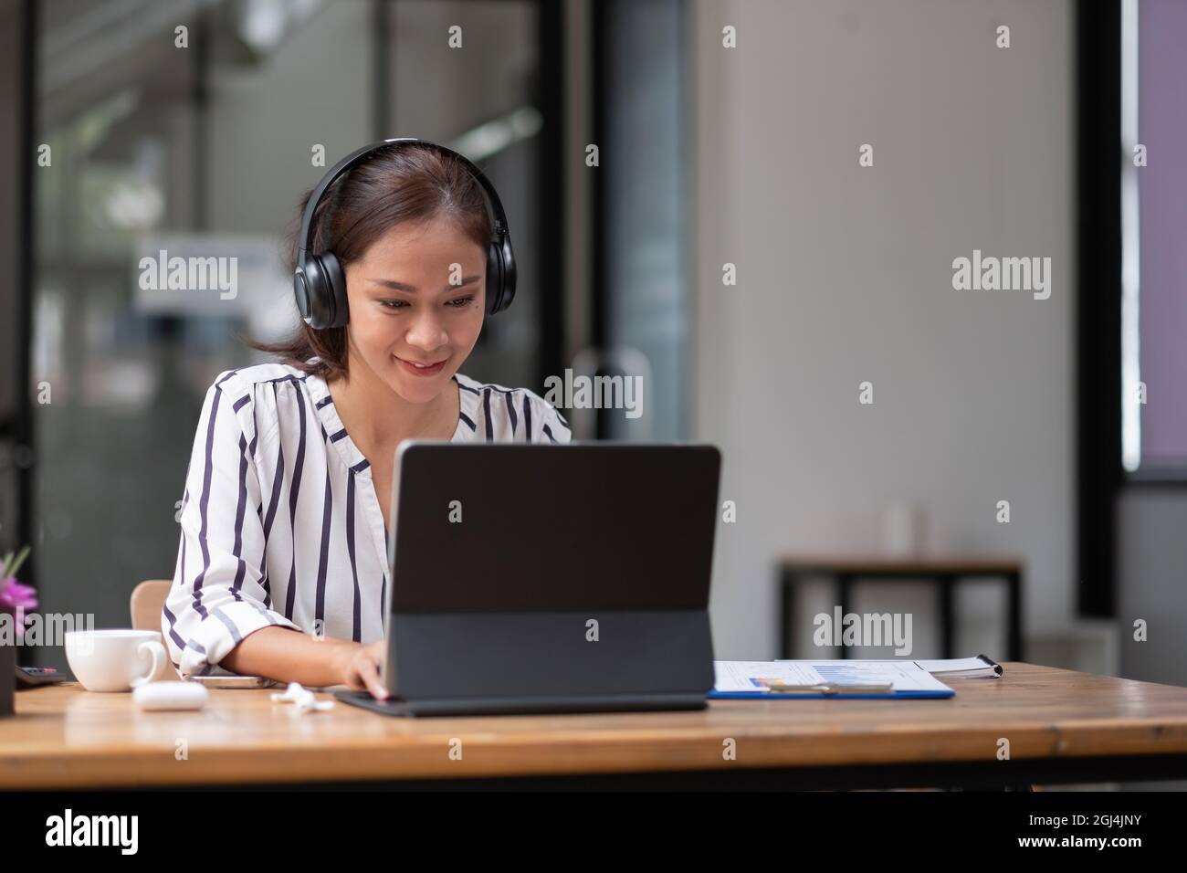 Portrait jeune femme étudiant étudier à la maison à l'aide d'un ordinateur portable et l'apprentissage en ligne Banque D'Images