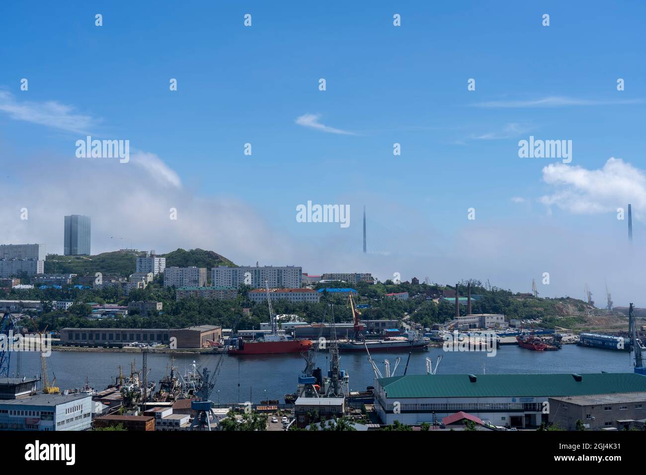 Paysage de la ville avec vue sur le pont russe. Vladivostok, Russie Banque D'Images