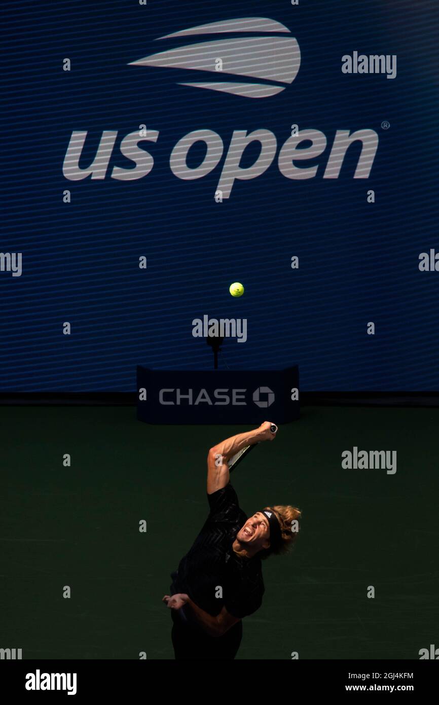 New York, États-Unis. 8 septembre 2021. Alexander Zverev, d'Allemagne, sert pendant les quarts de finale hommes de l'US Open 2021 contre Lloyd Harris, d'Afrique du Sud, à New York, aux États-Unis, le 8 septembre 2021. Credit: Michael Nagle/Xinhua/Alay Live News Banque D'Images