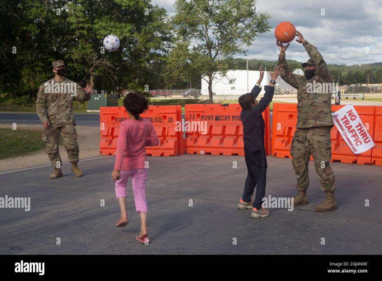 Fort McCoy, États-Unis. 08 septembre 2021. Les soldats de l'armée américaine jouent avec des enfants afghans évacués de Kaboul à fort McCoy le 8 septembre 2021 à fort McCoy, Wisconsin, États-Unis. McCoy est l'une des nombreuses installations militaires qui fournissent des logements temporaires aux Afghans lorsqu'ils sont traités pour l'immigration. Crédit: SPC. Eric Cerami/Armée américaine/Alamy Live News Banque D'Images