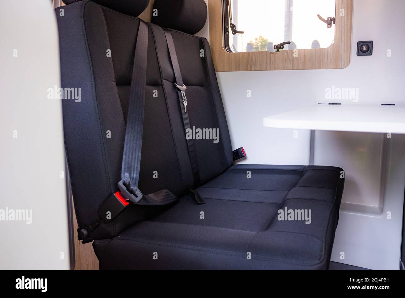 Gros plan sur les sièges noirs propres à l'intérieur d'une fourgonnette de camping contemporaine Banque D'Images