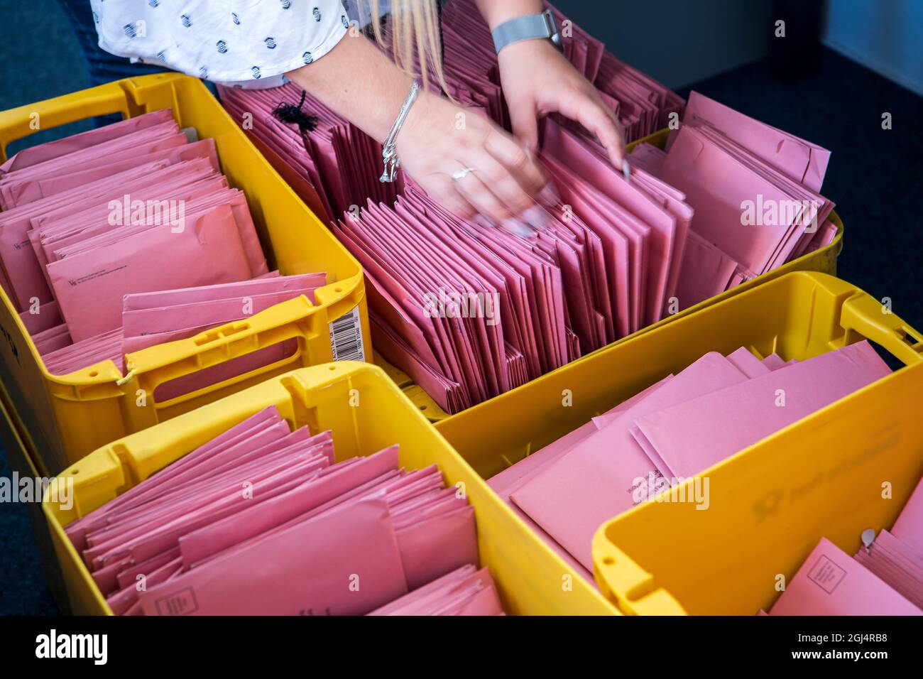 Delmenhorst, Allemagne. 08 septembre 2021. Les bulletins de vote reçus par les électeurs absents pour l'élection municipale sont triés au bureau du greffier. Credit: Sina Schuldt/dpa/Alay Live News Banque D'Images