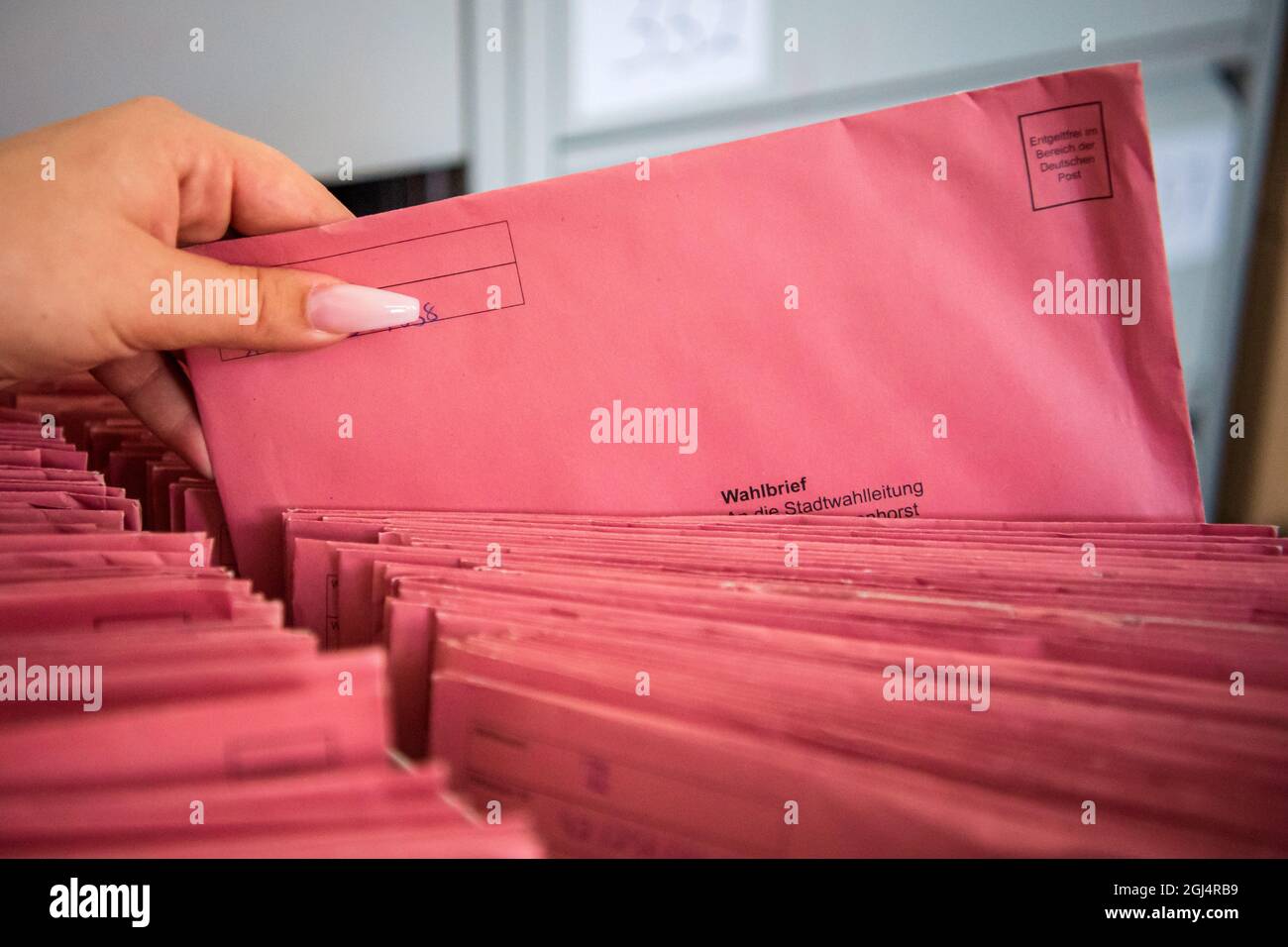 Delmenhorst, Allemagne. 08 septembre 2021. Les bulletins de vote reçus par les électeurs absents pour l'élection municipale sont triés au bureau du greffier. Credit: Sina Schuldt/dpa/Alay Live News Banque D'Images