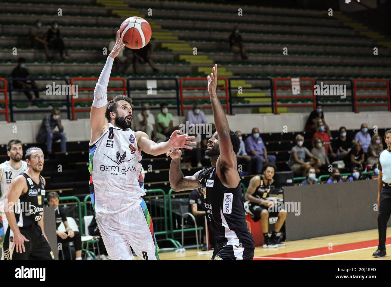 Italie. 08 septembre 2021. Début à la maison pour l'équipe Derthona basket dans Supercoppa Discovery vs Trento au PalaFerraris à Casale. Bertram Tortona contre Dolomiti Energia Trentin 81 - 72. (Photo de Norberto Maccagno/Pacific Press) crédit: Pacific Press Media production Corp./Alay Live News Banque D'Images