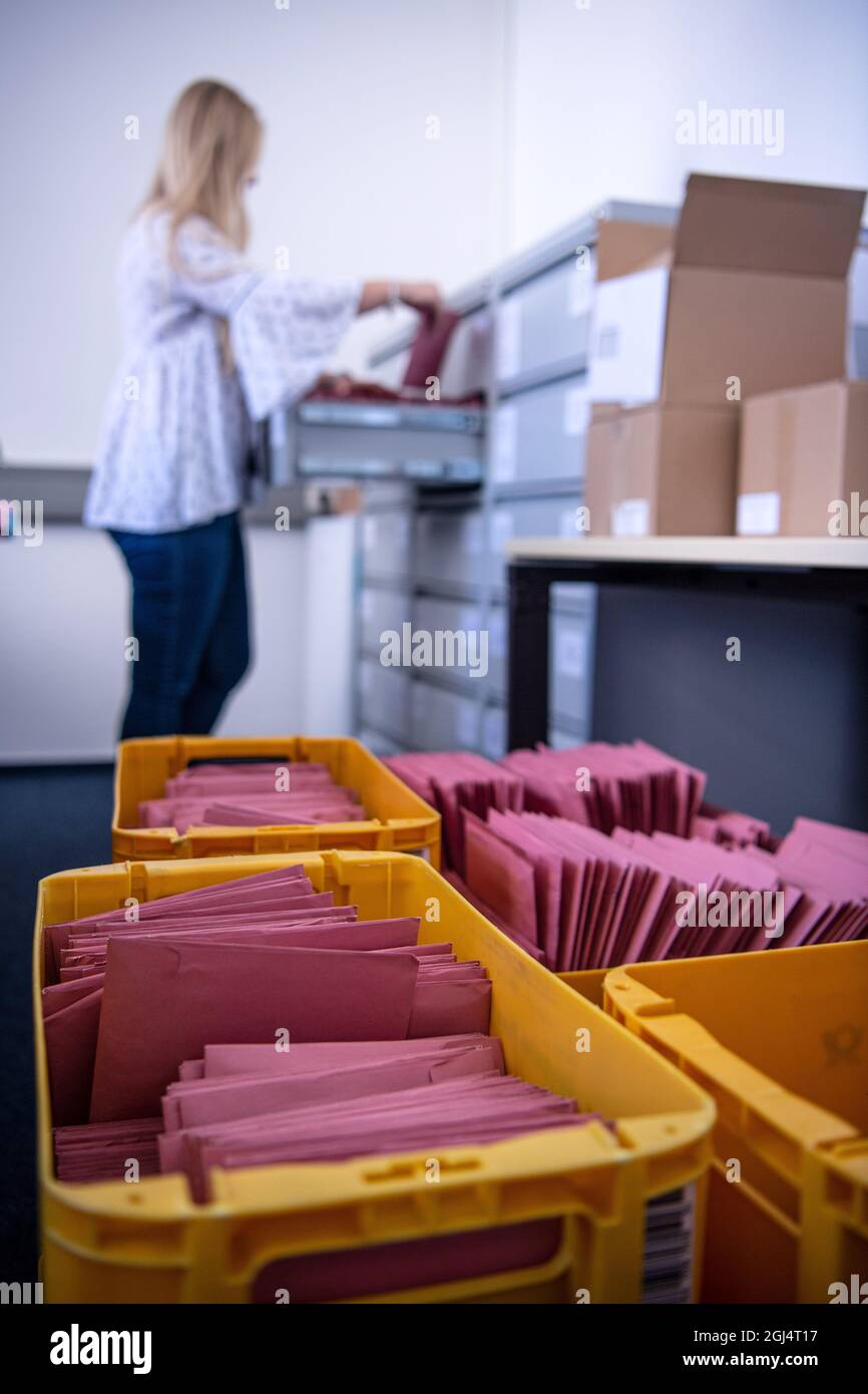 Delmenhorst, Allemagne. 08 septembre 2021. Les bulletins de vote reçus par les électeurs absents pour l'élection municipale sont triés au bureau du greffier. Credit: Sina Schuldt/dpa/Alay Live News Banque D'Images