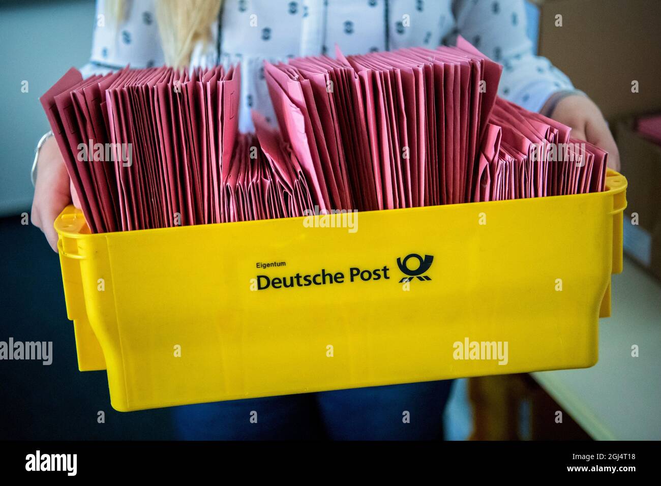Delmenhorst, Allemagne. 08 septembre 2021. Les bulletins de vote reçus par les électeurs absents pour l'élection municipale sont triés au bureau du greffier. Credit: Sina Schuldt/dpa/Alay Live News Banque D'Images