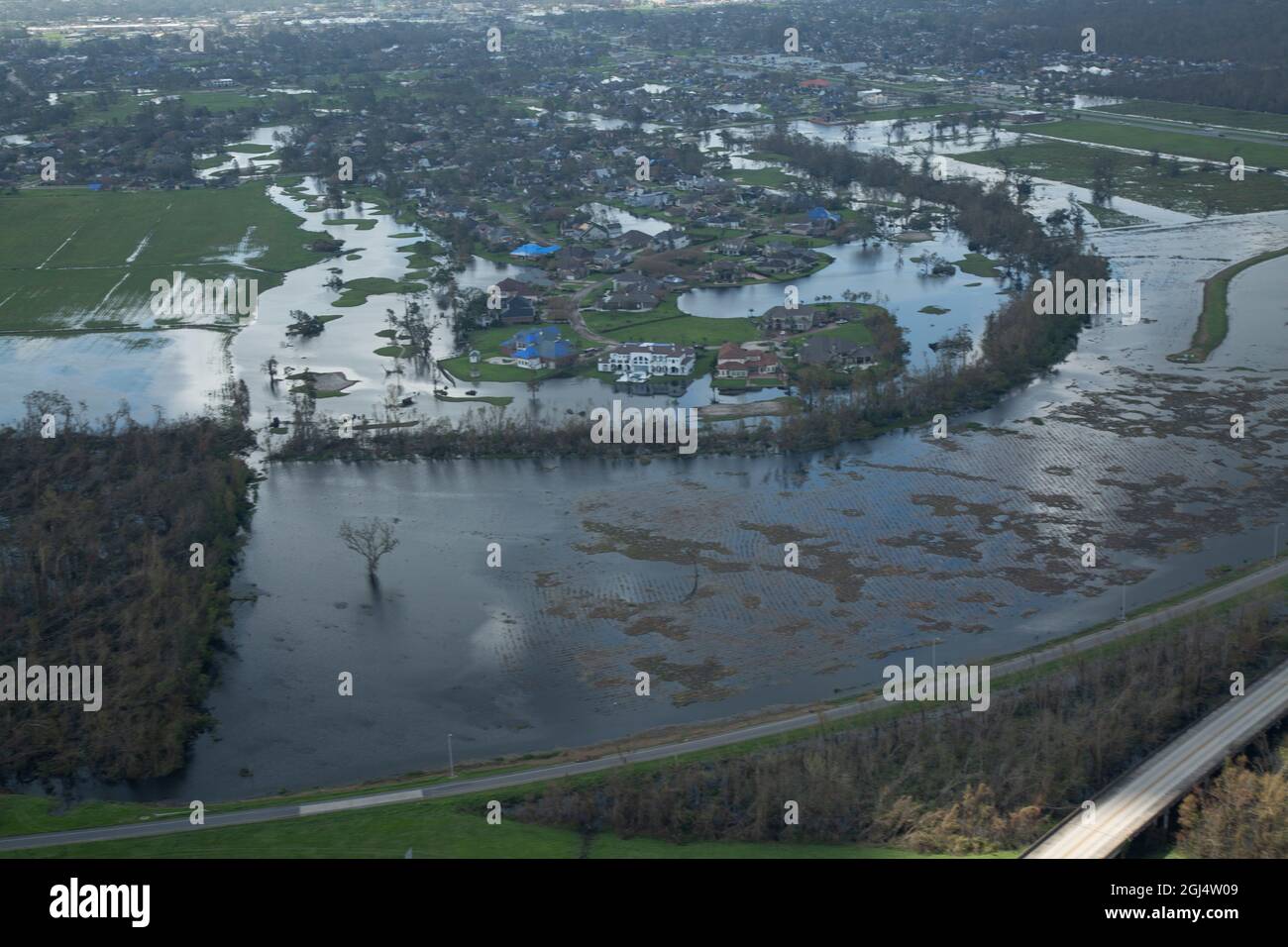 Une vue aérienne des dommages laissés par l'ouragan Ida dans le sud-est de la Louisiane le 1er septembre 2021. Le U.S. Army corps of Engineers effectue des évaluations aériennes pour mieux comprendre la taille et l'étendue des dommages, et pour aider à déterminer les capacités et le soutien que l'USACE peut fournir dans l'effort d'intervention continu. (É.-U. Photo de l'armée par le Maj Grace Geiger) Banque D'Images